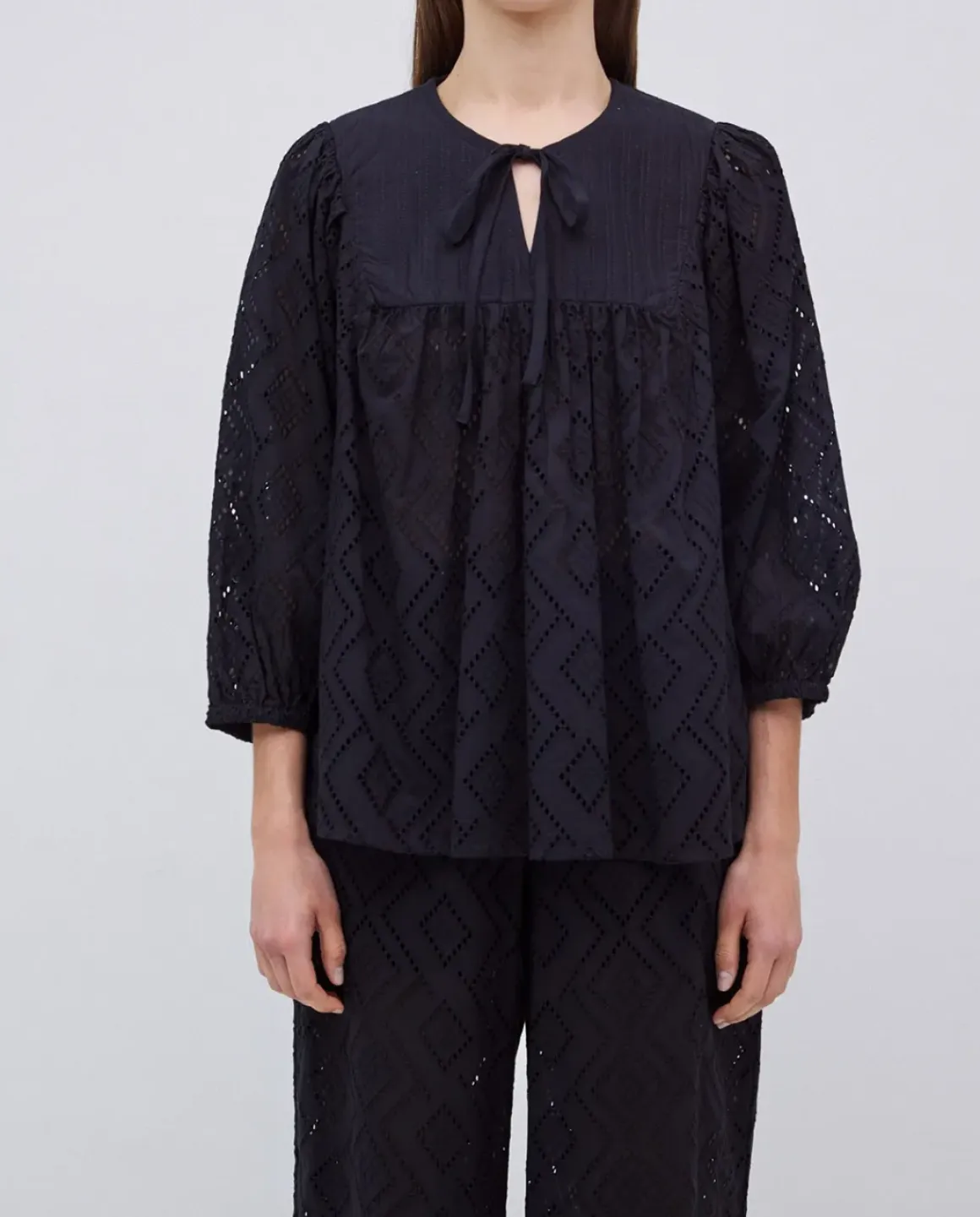 Blusa canesú acolchado negro