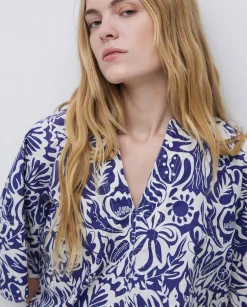 Blusa cuello tunecino floral azul índigo