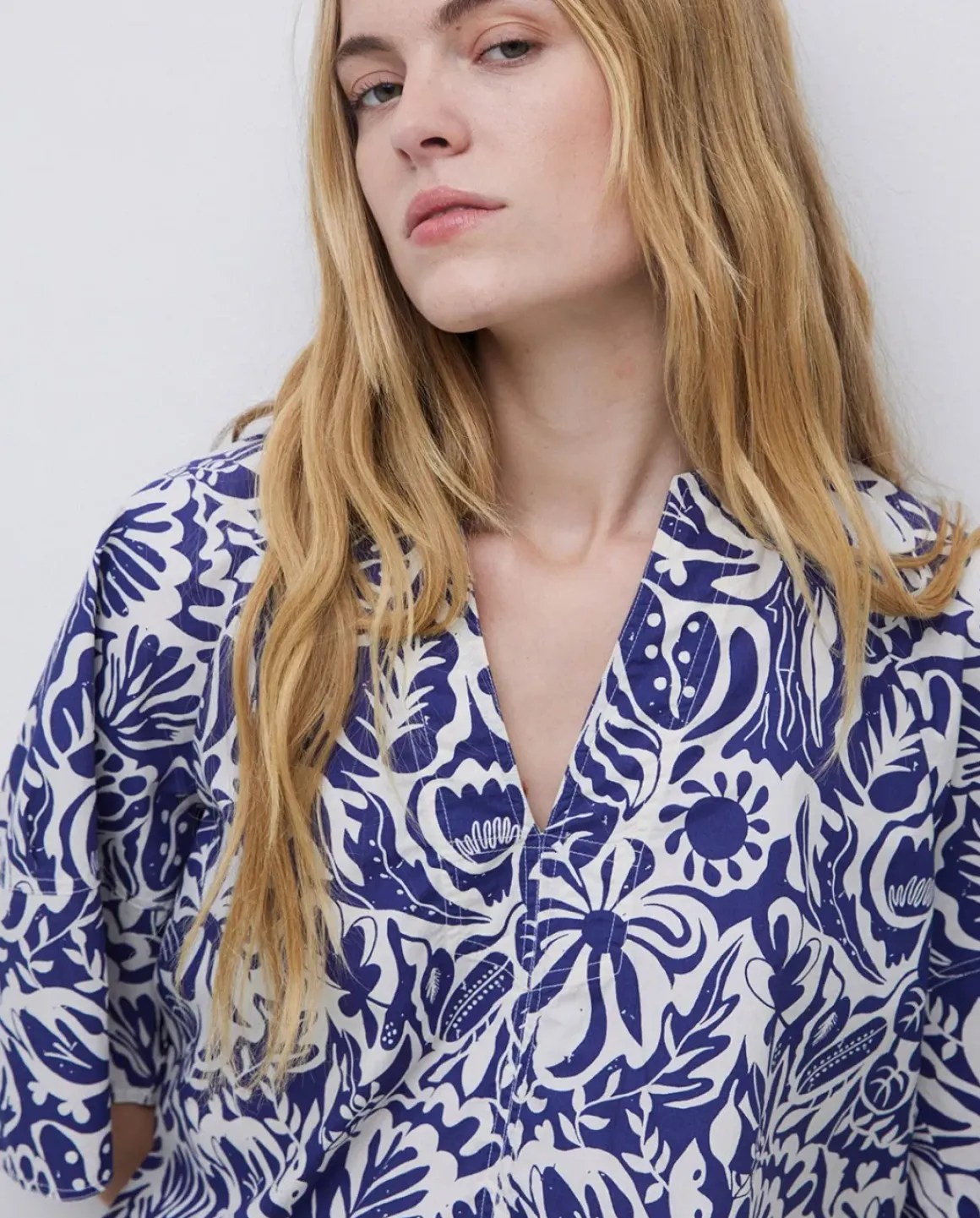 Blusa cuello tunecino floral azul índigo