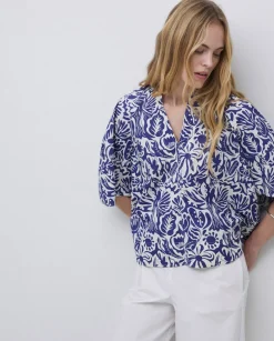 Blusa cuello tunecino floral azul índigo