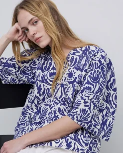 Blusa cuello tunecino floral azul índigo