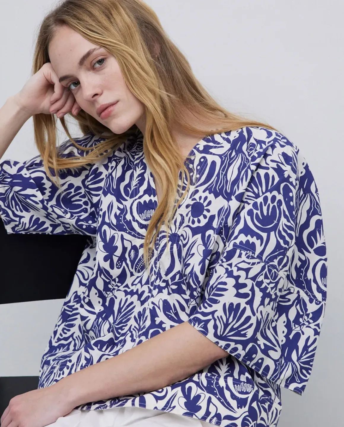 Blusa cuello tunecino floral azul índigo