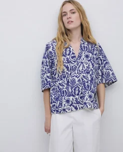 Blusa cuello tunecino floral azul índigo