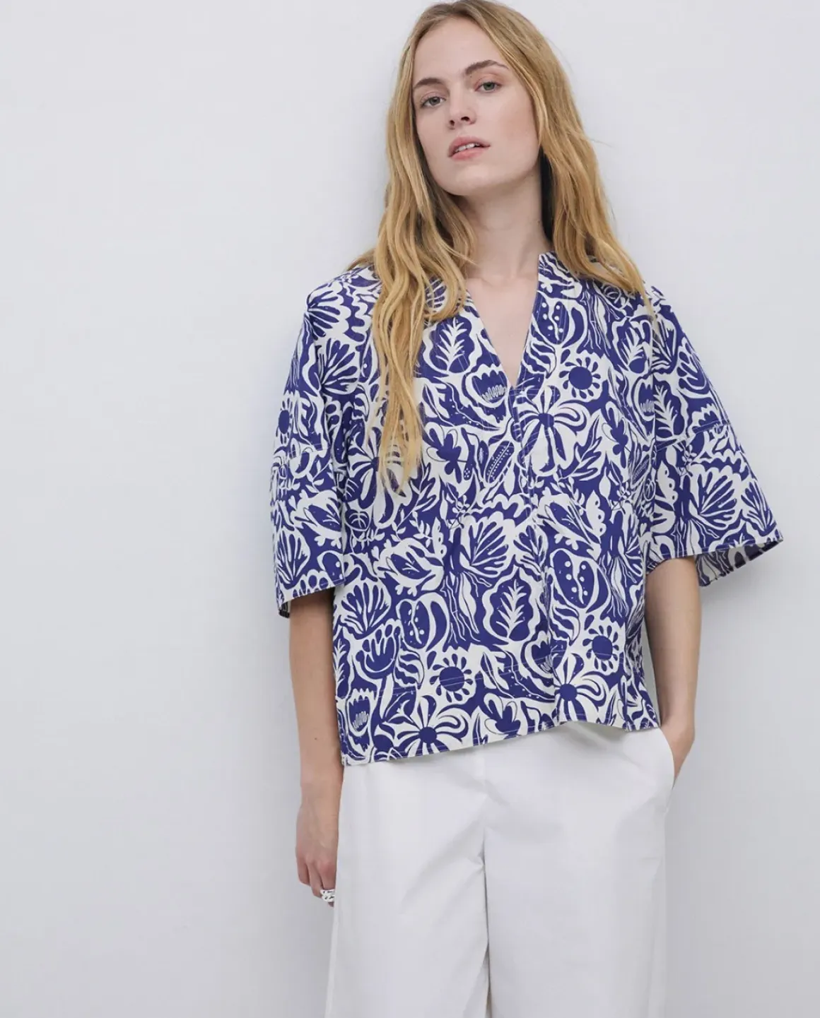 Blusa cuello tunecino floral azul índigo