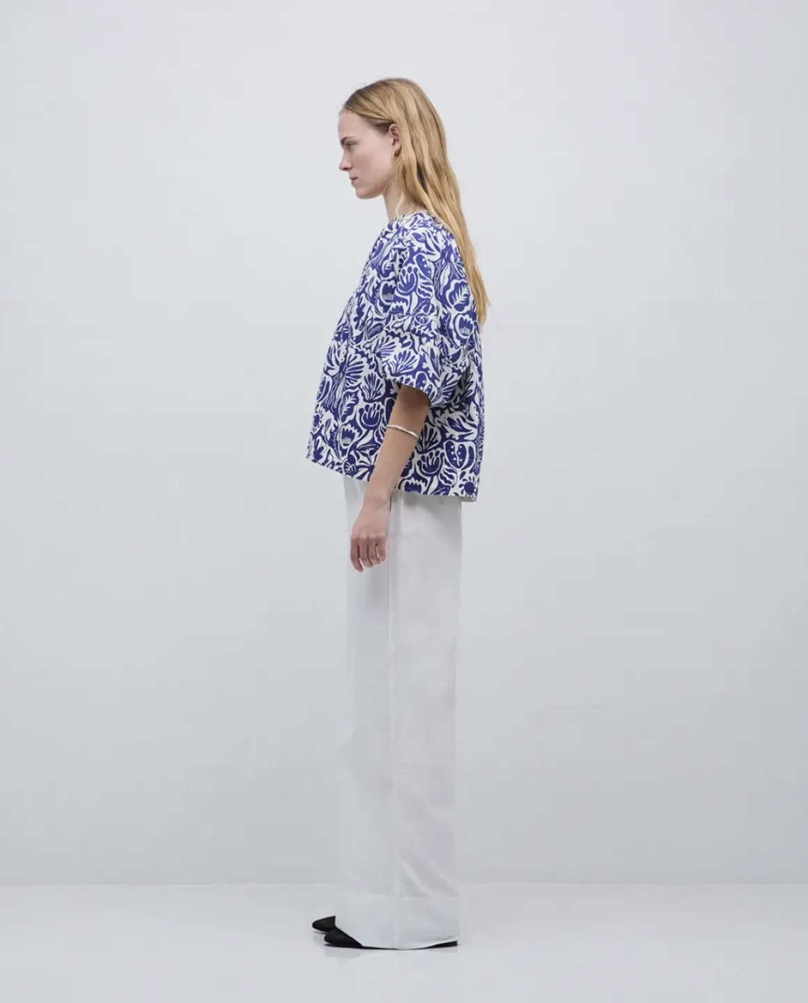 Blusa cuello tunecino floral azul índigo