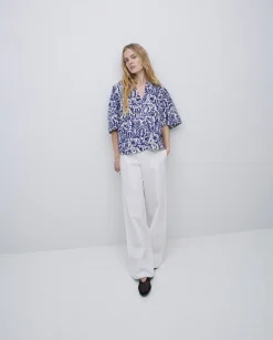 Blusa cuello tunecino floral azul índigo