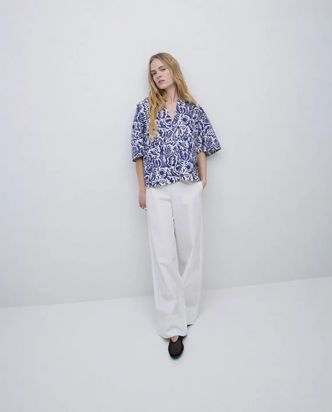 Blusa cuello tunecino floral azul índigo