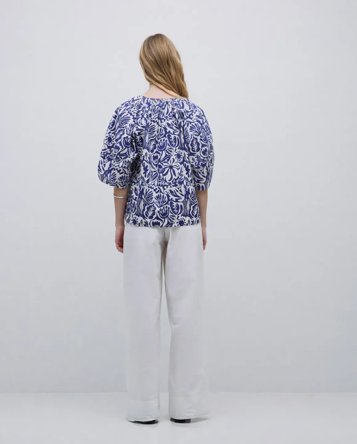 Blusa cuello tunecino floral azul índigo