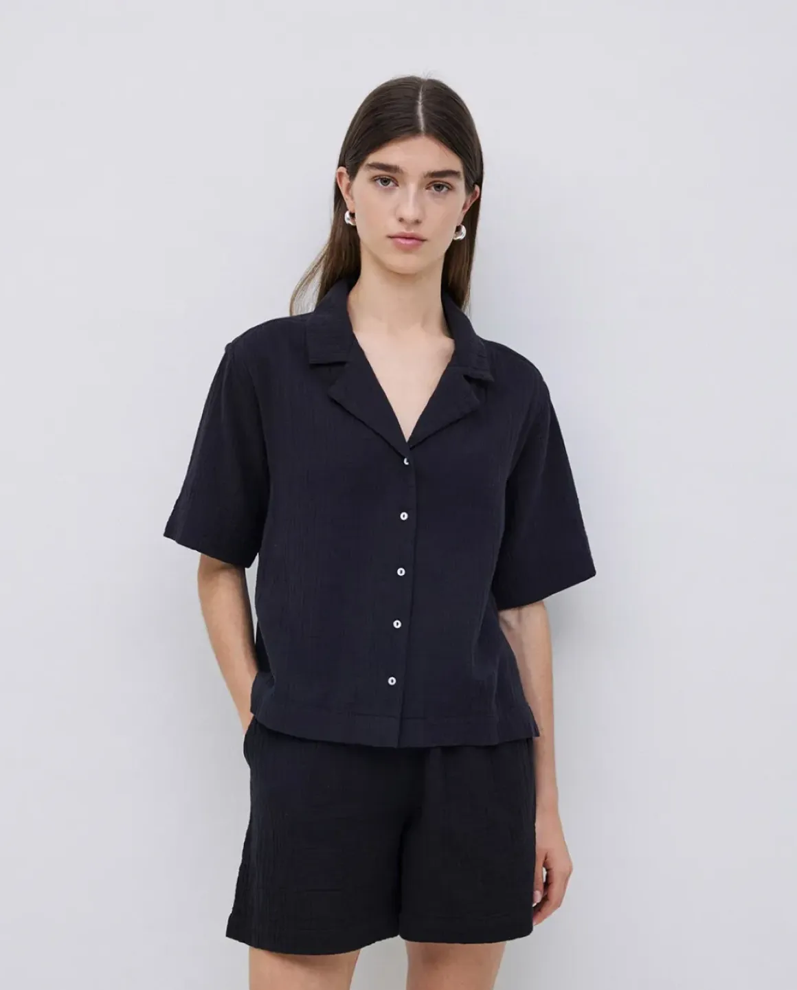 Camisa bimateria cuello solapa negro