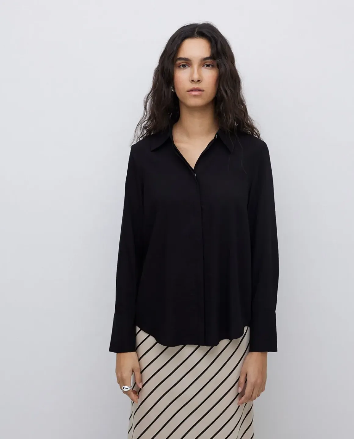 Camisa fluida viscosa negro