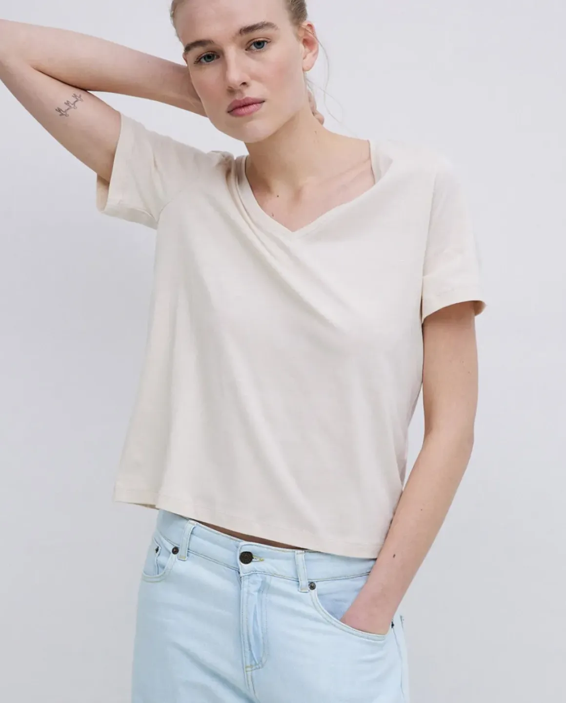Camiseta algodón orgánico cuello pico beige