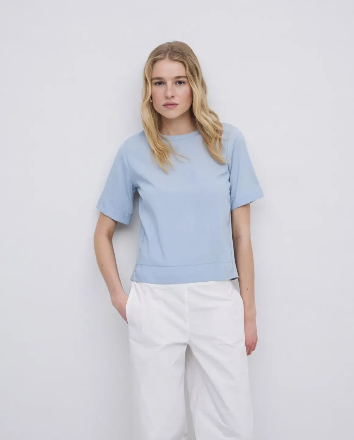 Camiseta bimateria escote redondo azul grisáceo