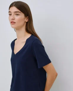 Camiseta básica cuello pico azul oscuro