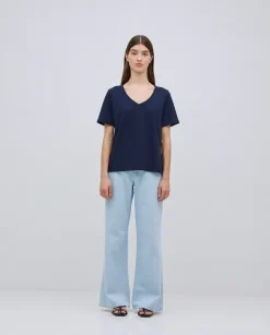 Camiseta básica cuello pico azul oscuro