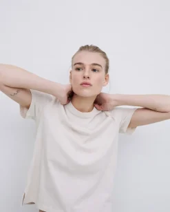 Camiseta básica cuello redondo beige