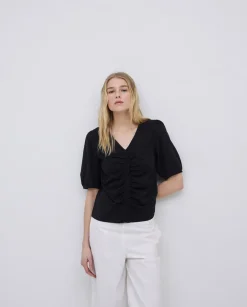 Camiseta detalle volante negro
