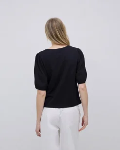 Camiseta detalle volante negro