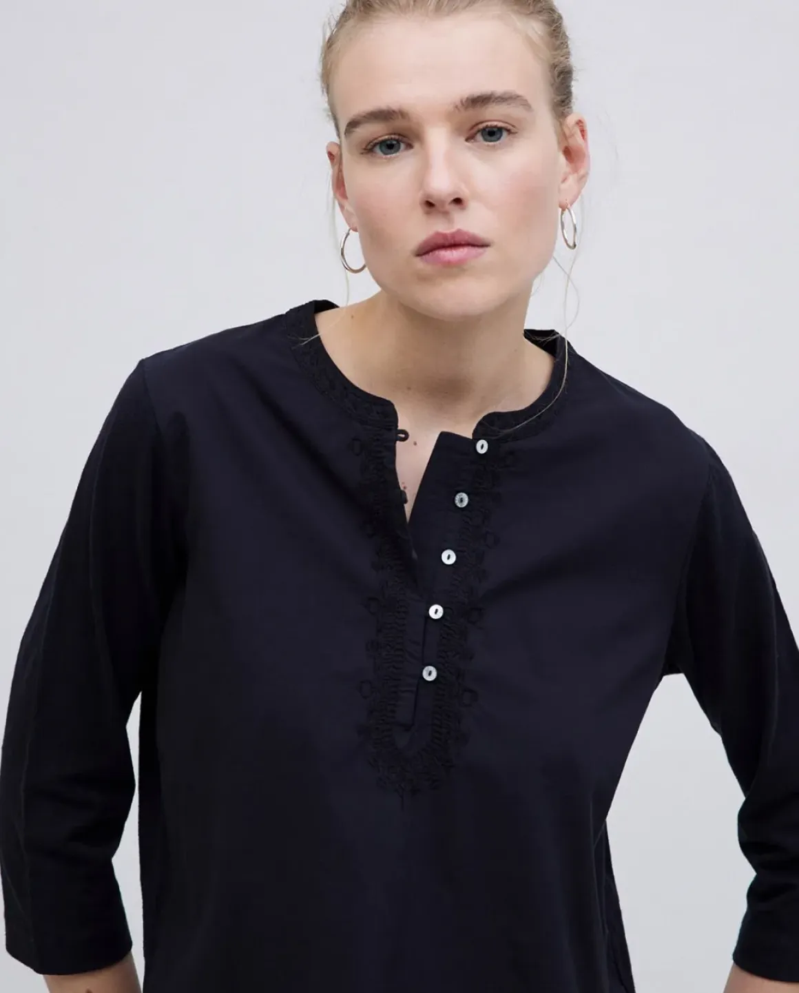 Camiseta escote panadero bordado negro
