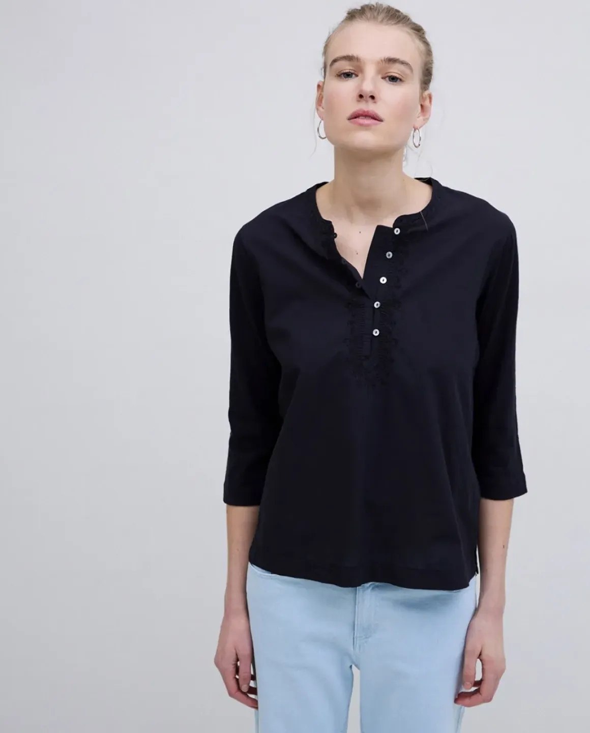 Camiseta escote panadero bordado negro