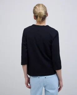 Camiseta escote panadero bordado negro
