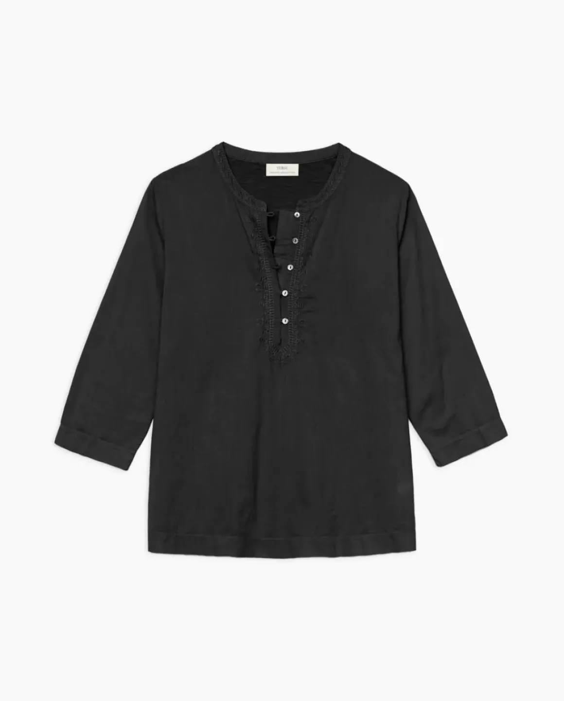 Camiseta escote panadero bordado negro