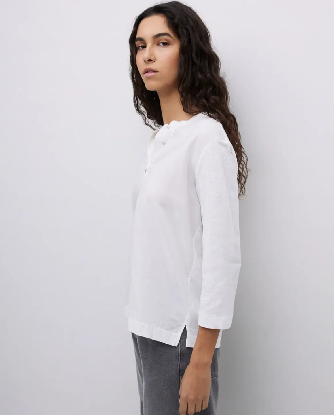 Camiseta escote panadero bordado blanco