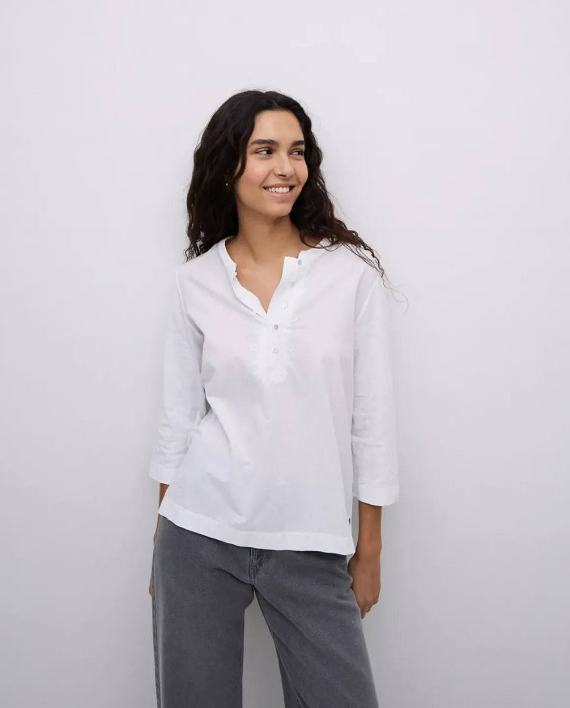 Camiseta escote panadero bordado blanco