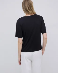 Camiseta holgada escote pico negro