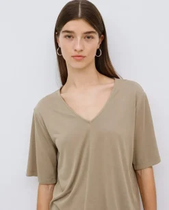 Camiseta holgada escote pico caqui