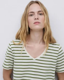 Camiseta rayas cuello pico verde