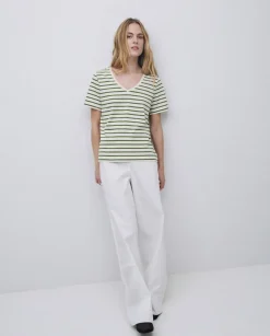 Camiseta rayas cuello pico verde