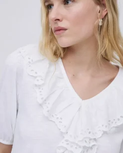 Camiseta volante con bordado blanco