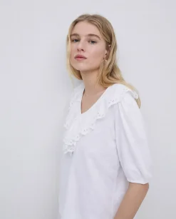 Camiseta volante con bordado blanco