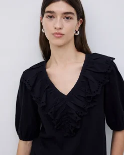 Camiseta volante con bordado negro