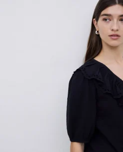 Camiseta volante con bordado negro
