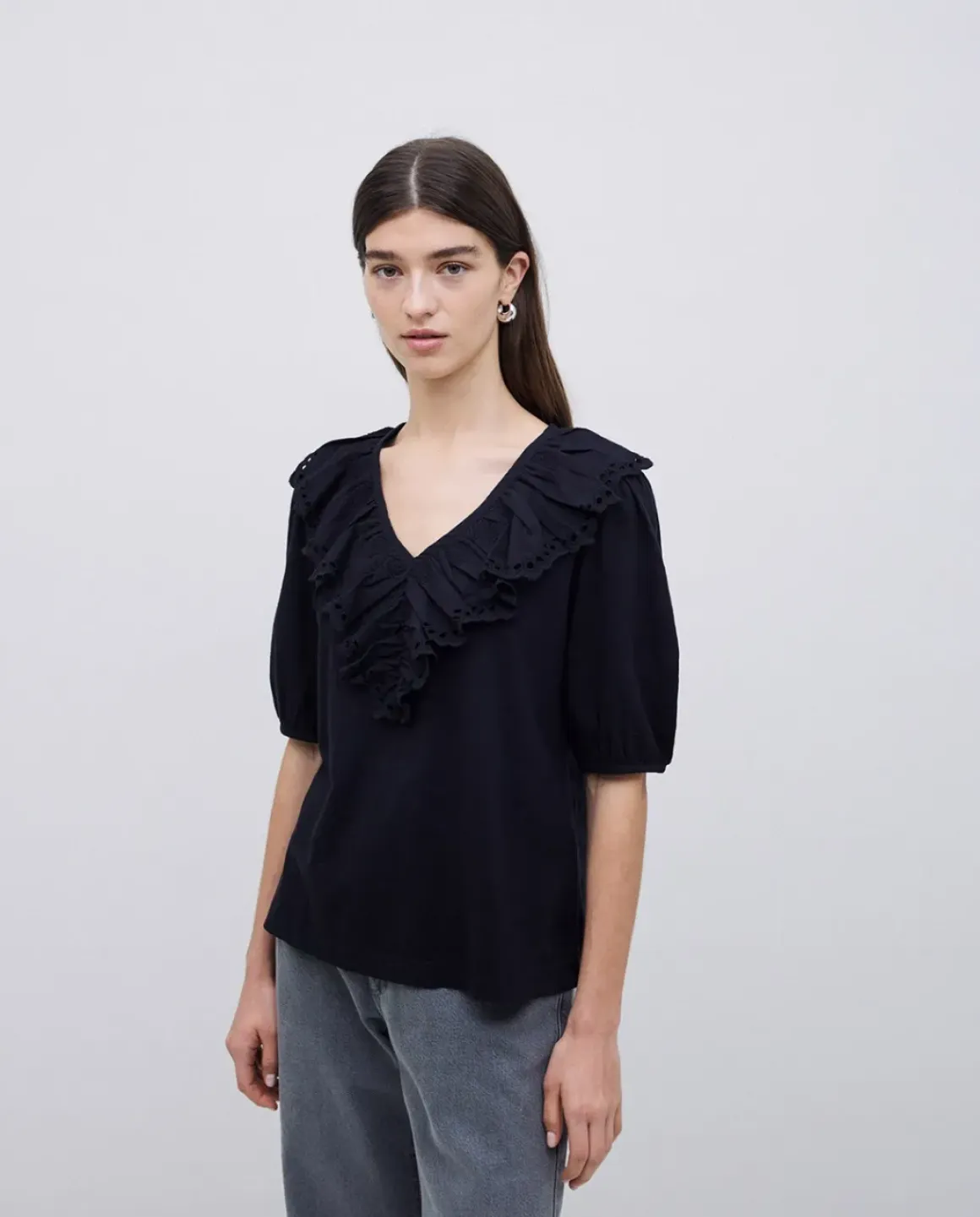 Camiseta volante con bordado negro