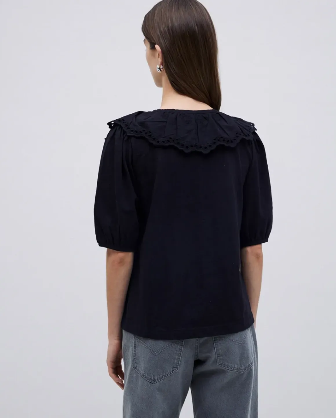 Camiseta volante con bordado negro