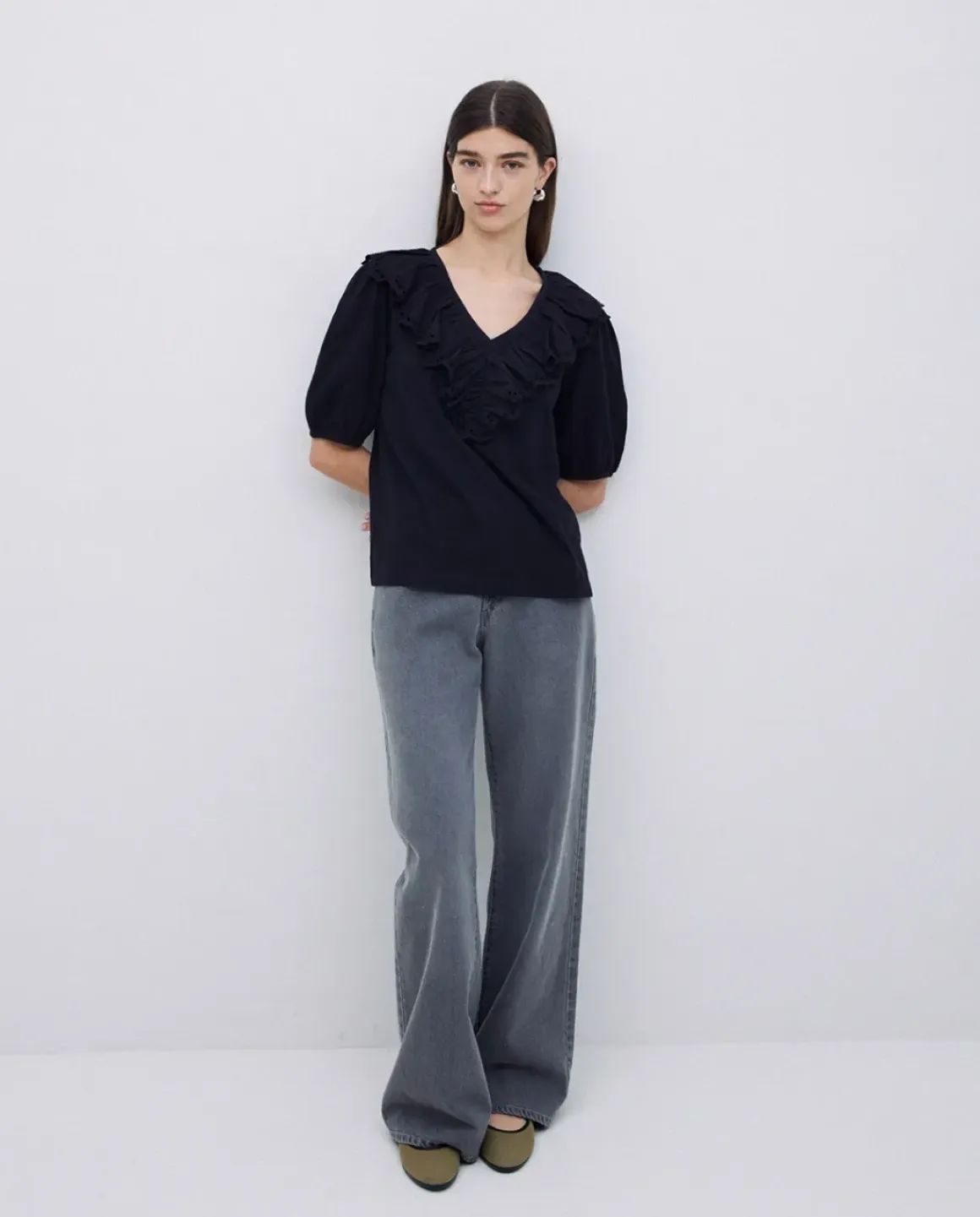 Camiseta volante con bordado negro