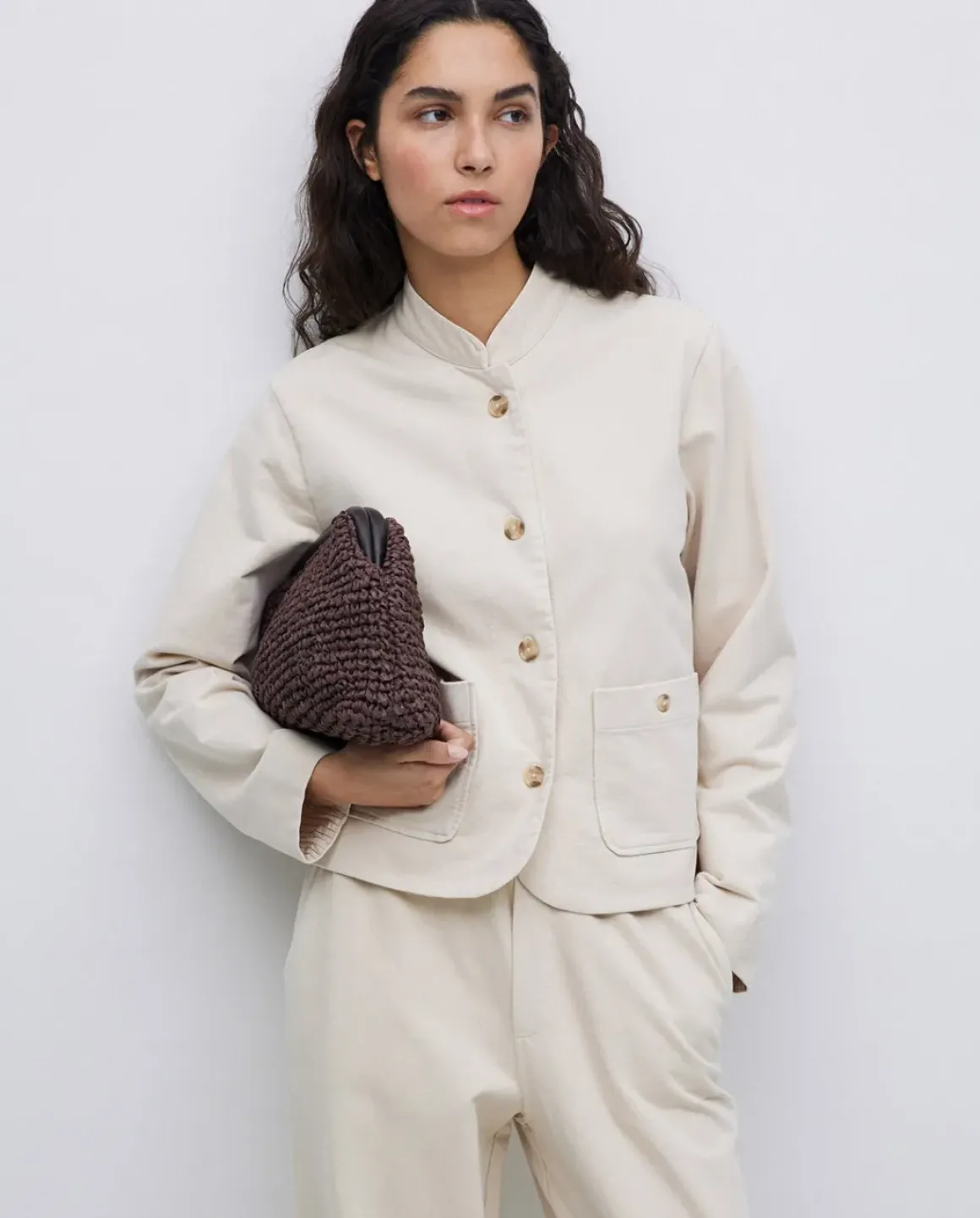Chaqueta corta cuello mao beige