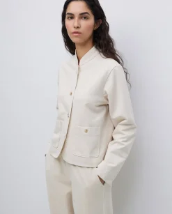 Chaqueta corta cuello mao beige
