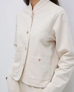 Chaqueta corta cuello mao beige