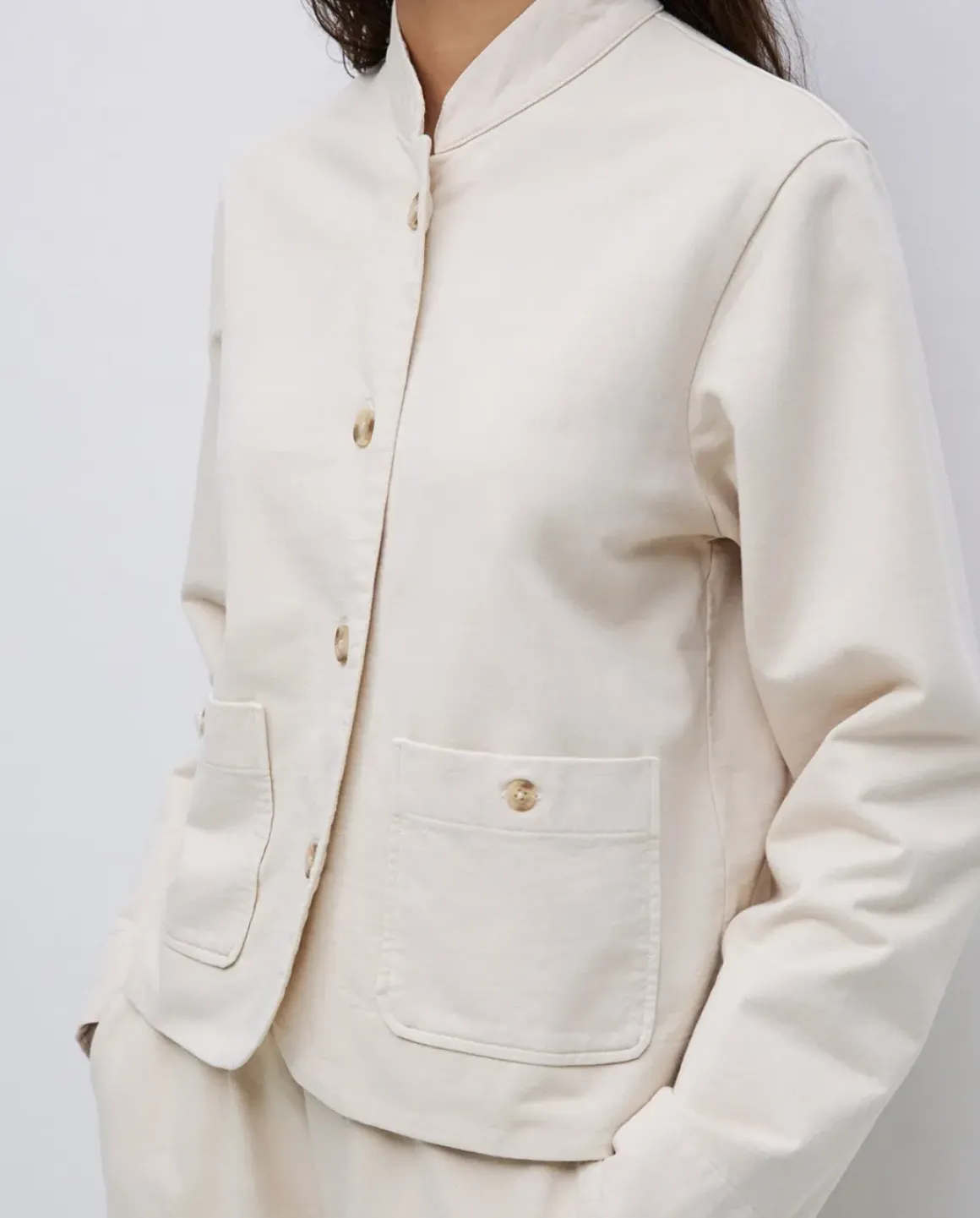 Chaqueta corta cuello mao beige