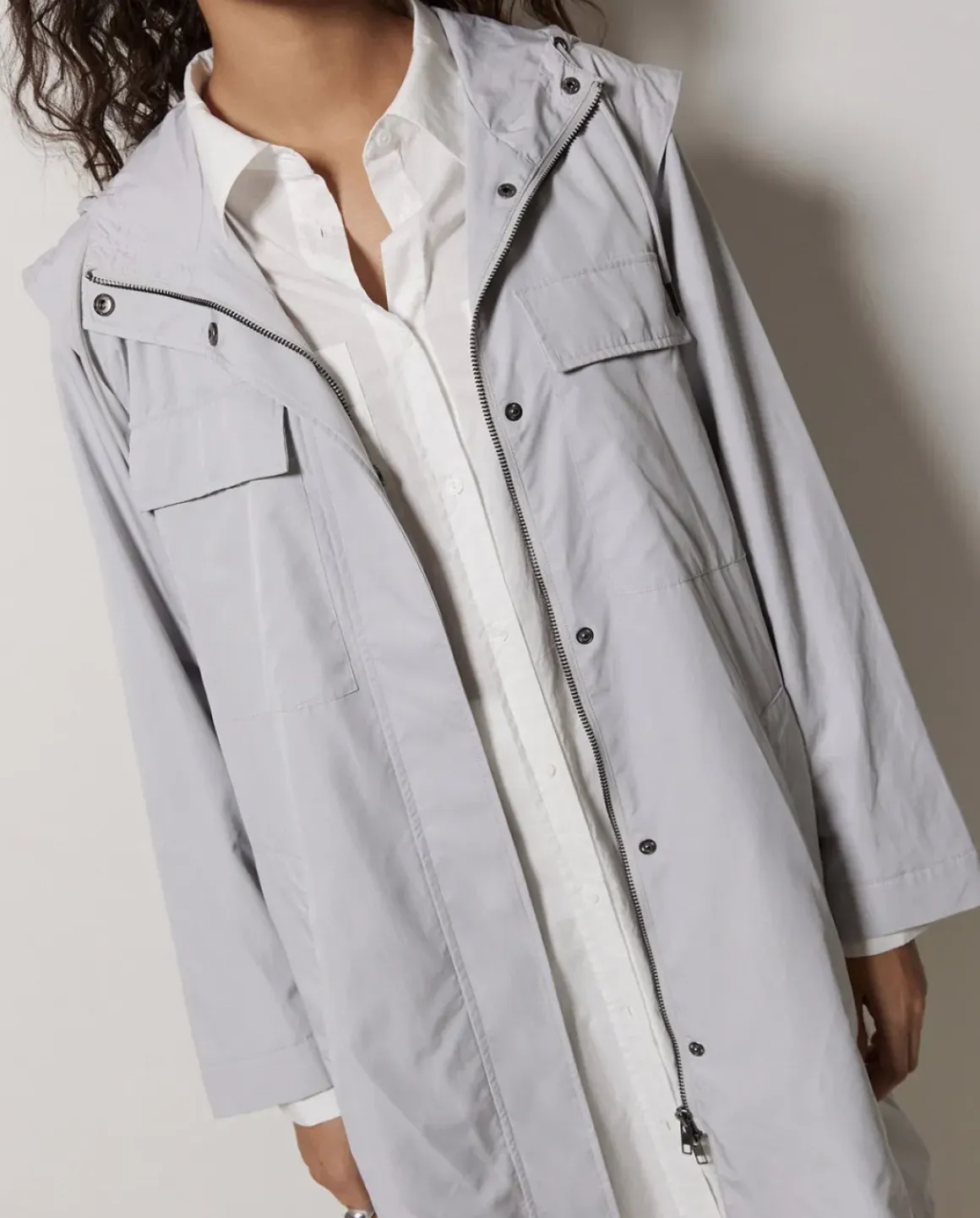 Chaqueta water repellent capucha gris