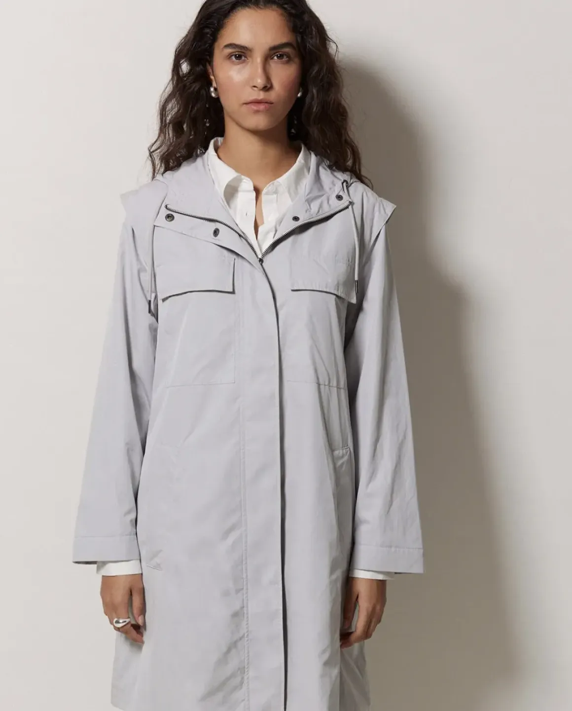 Chaqueta water repellent capucha gris