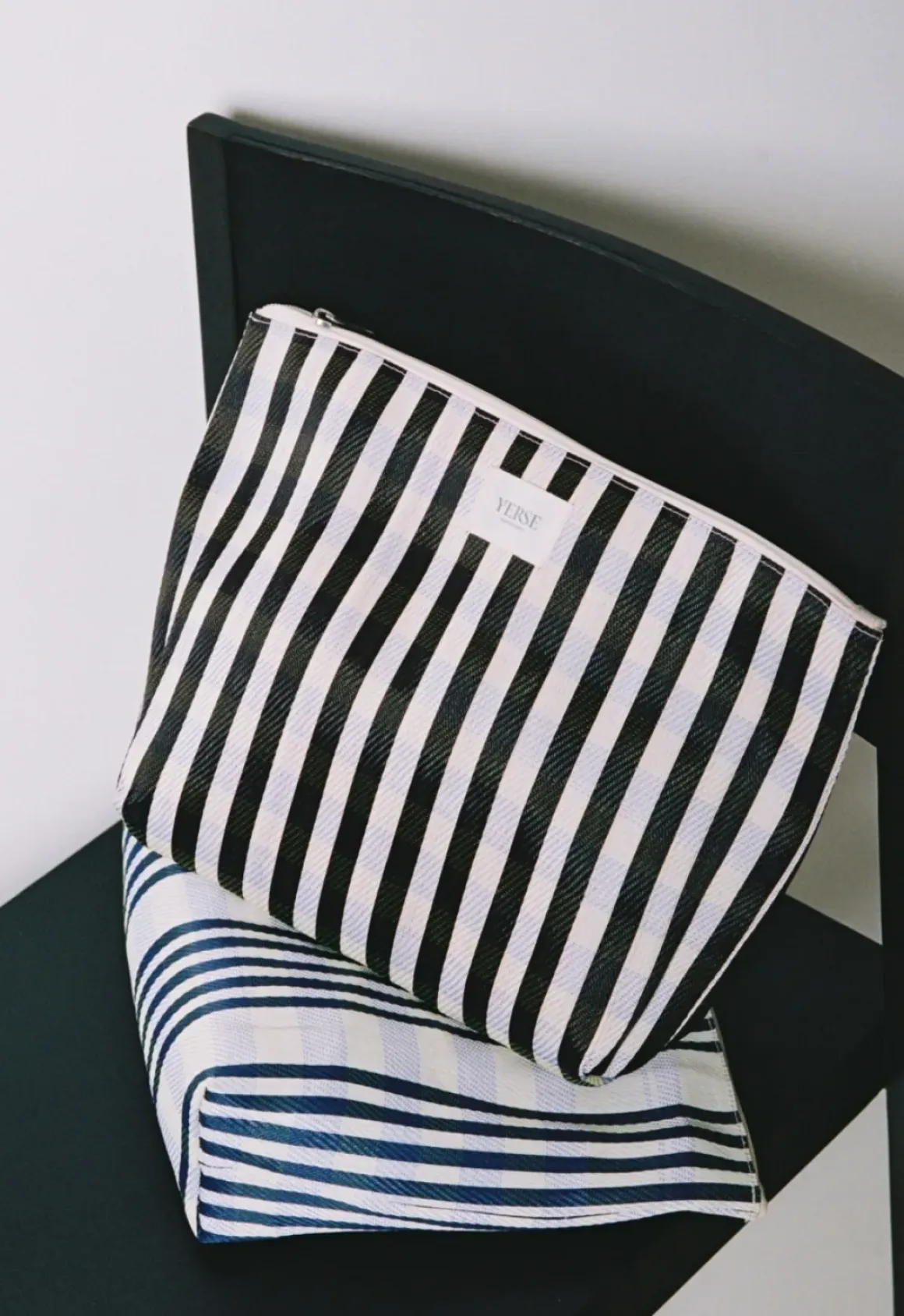Clutch rayas negro