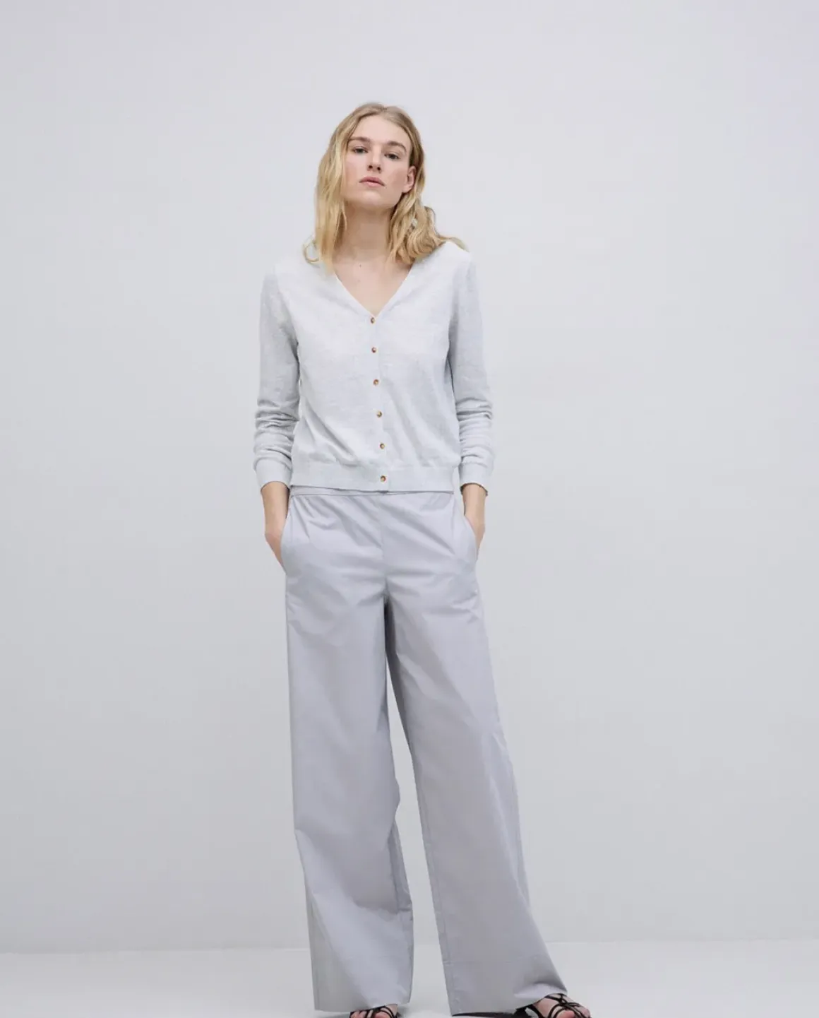 Cárdigan escote pico gris