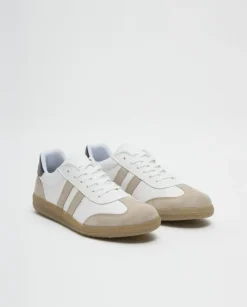Deportivas de piel blanco