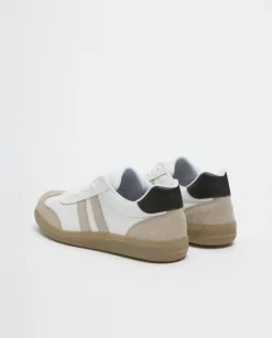 Deportivas de piel blanco
