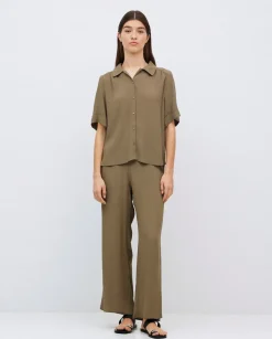 Pantalones cropped caqui
