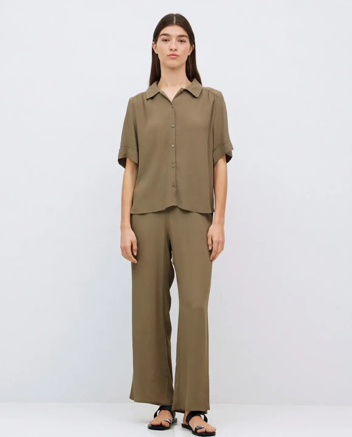 Pantalones cropped caqui